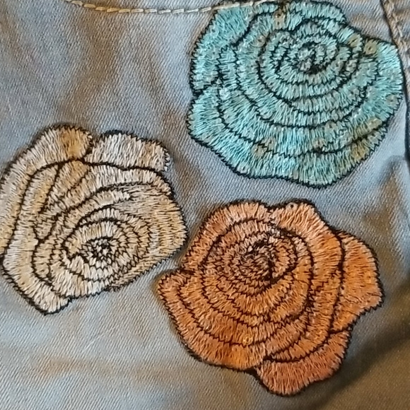 Adorable jean shorts never worn - Picture 2 of 4